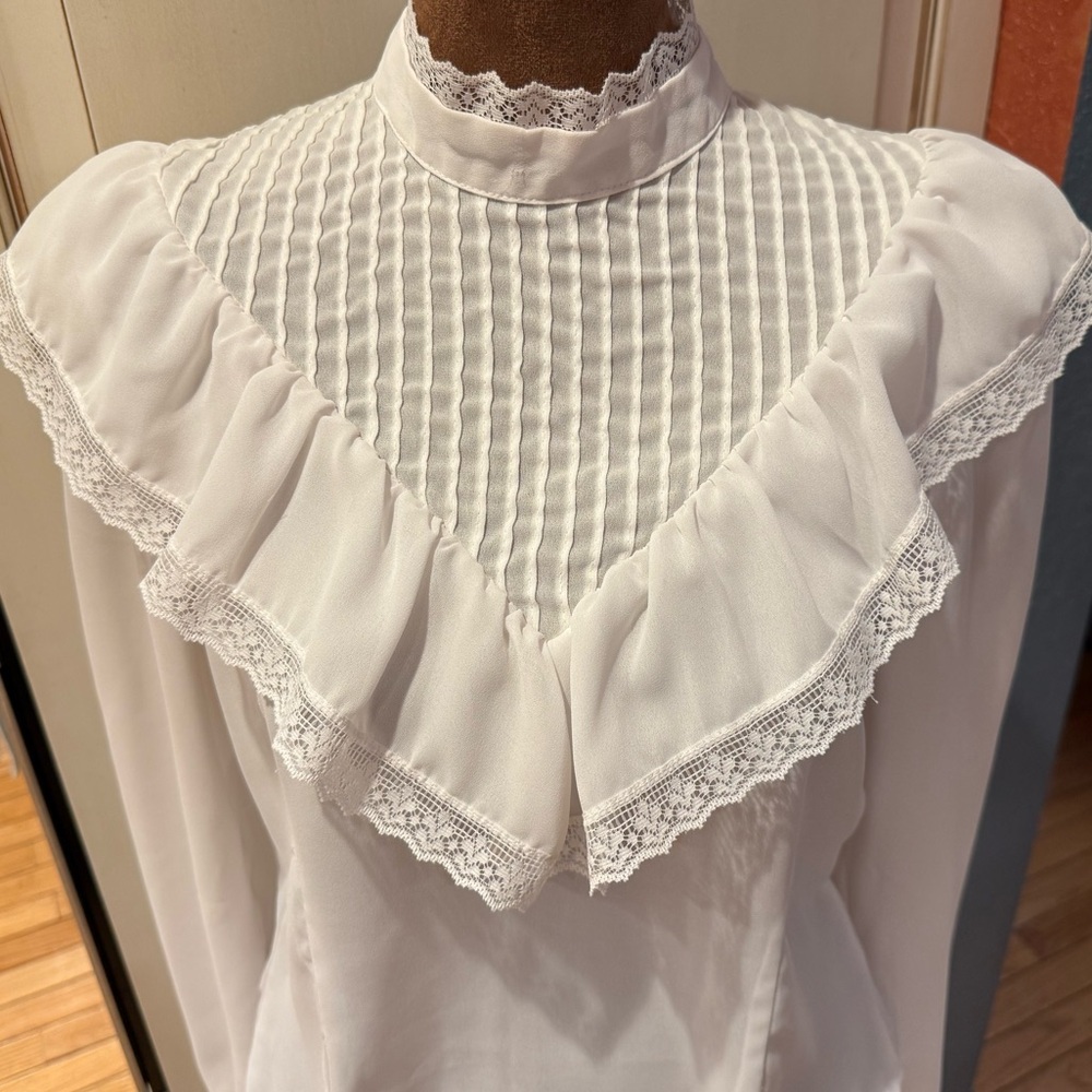 VTG Chic White Ruffle Lace Blouse Button Up Back Coquette Romantic Office Siren